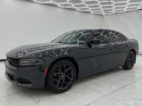 Used 2019 Dodge Charger SXT w/ Blacktop Package RWD image 6