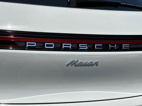 Certified 2025 Porsche Macan AWD/4WD image 31