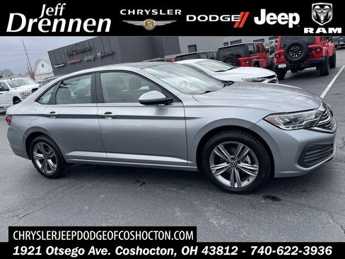 Used 2024 Volkswagen Jetta SE image 1