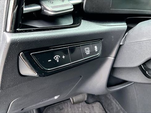 Used 2023 Kia Niro LX FWD image 32