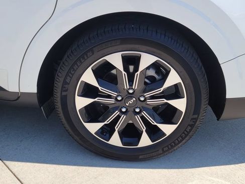 Used 2024 Kia Carnival EX FWD image 19