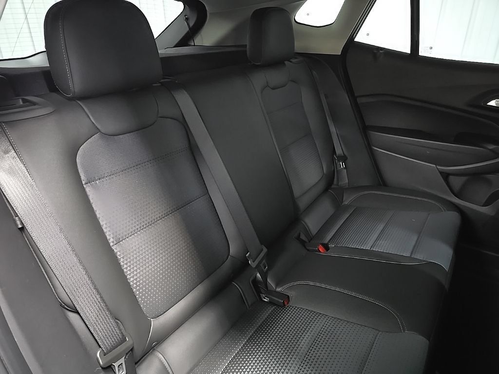 Used 2024 Chevrolet Trax LT w/ LT Convenience Package FWD image 16
