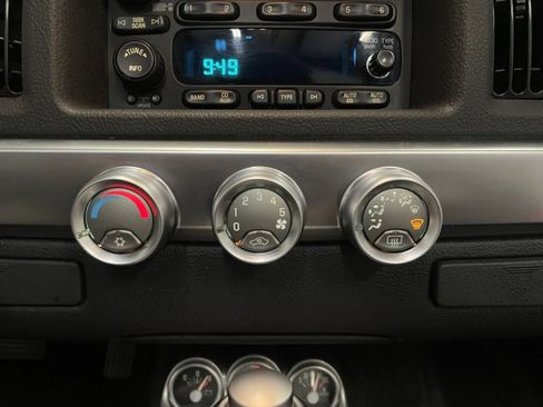 Used 2005 Chevrolet SSR w/ Preferred Equipment Group RWD image 31