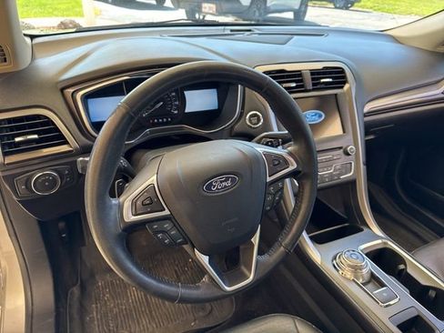 Used 2017 Ford Fusion SE w/ Fusion SE Technology Package AWD/4WD image 9