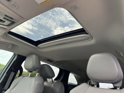 Used 2025 Toyota Sienna XLE FWD image 11