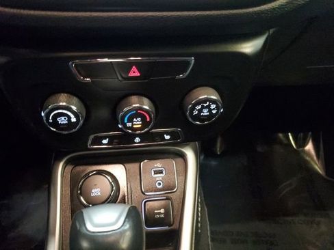 Used 2018 Jeep Compass Latitude w/ Cold Weather Group AWD/4WD image 19