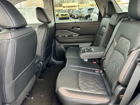 New 2026 Nissan Pathfinder Platinum image 34