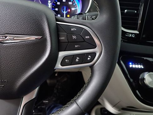 Used 2023 Chrysler Pacifica Touring-L FWD image 32