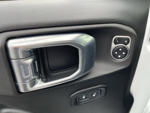 Used 2022 Jeep Gladiator Willys image 23