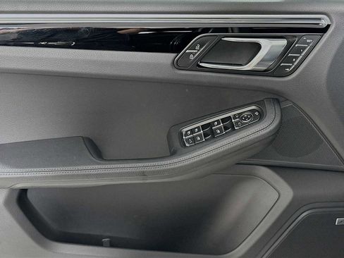 Certified 2025 Porsche Macan image 11