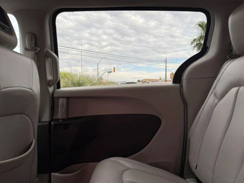 Used 2017 Chrysler Pacifica Touring FWD image 34