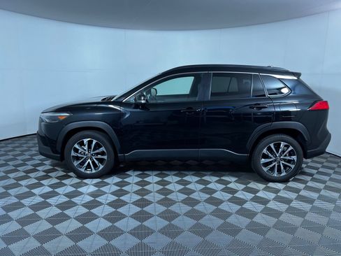 Used 2025 Toyota Corolla Cross XLE FWD image 8