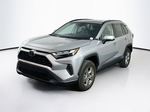 Used 2022 Toyota RAV4 XLE AWD/4WD image 3