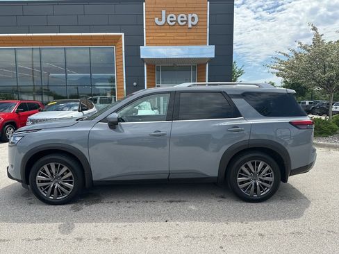 Used 2022 Nissan Pathfinder SL AWD/4WD image 10