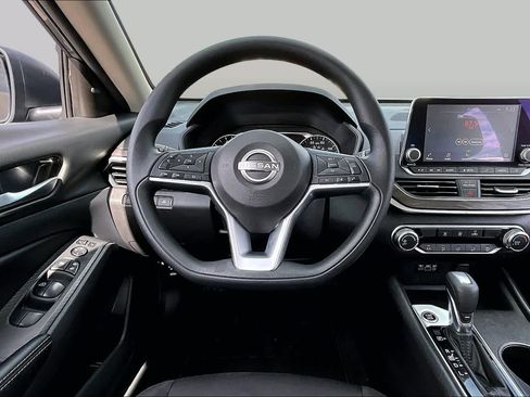 Used 2025 Nissan Altima 2.5 SV FWD image 6