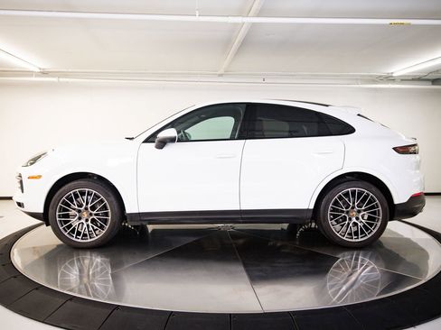Certified 2023 Porsche Cayenne Coupe AWD/4WD image 2