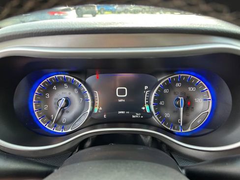 Used 2022 Chrysler Pacifica Touring-L FWD image 14