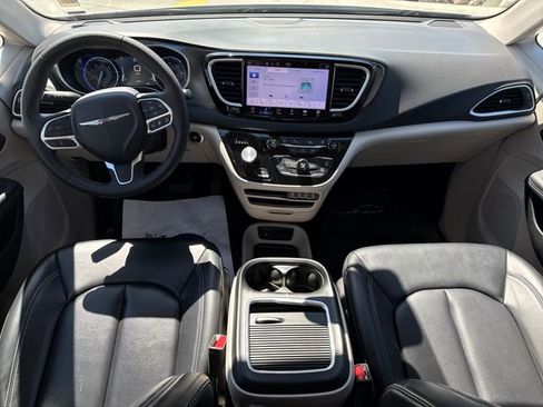 Used 2023 Chrysler Pacifica Touring-L FWD image 12
