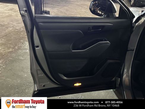 Used 2024 Toyota Highlander LE AWD/4WD image 14