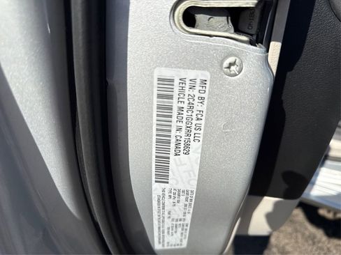 Used 2024 Chrysler Pacifica Limited FWD image 18
