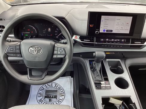Used 2025 Toyota Sienna LE image 18