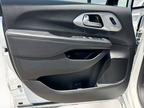 Used 2024 Chrysler Pacifica Limited FWD image 22