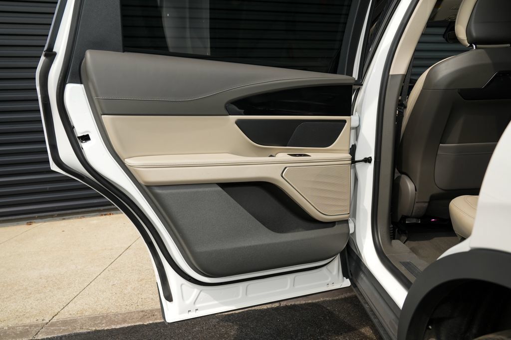 Used 2025 Lincoln Nautilus Premier AWD/4WD image 30