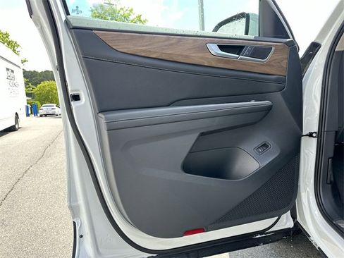 New 2025 Volkswagen Atlas SE image 13