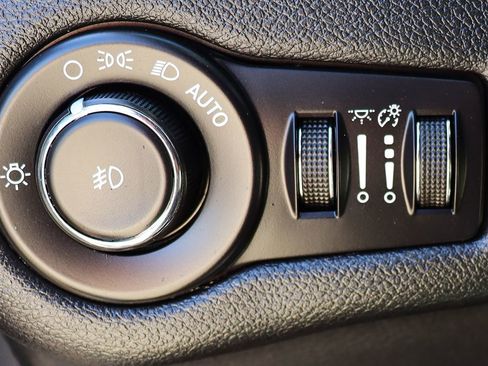 Used 2016 Jeep Cherokee Limited image 41