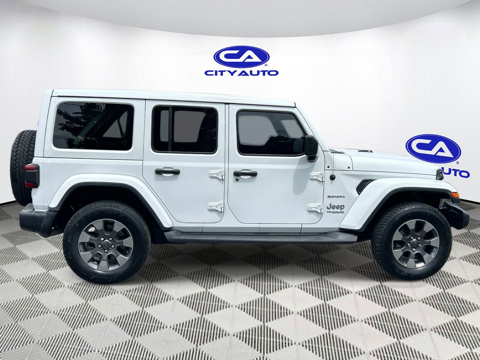 Used 2019 Jeep Wrangler Unlimited Sahara AWD/4WD image 2
