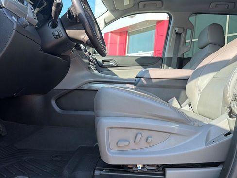 Used 2020 Chevrolet Suburban LT w/ Texas Edition Package RWD image 21