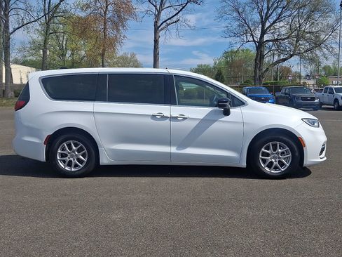 Used 2024 Chrysler Pacifica Touring-L FWD image 8