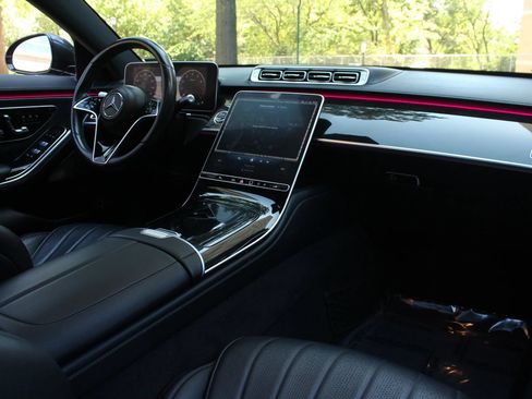 Used 2022 Mercedes-Benz S 580 4MATIC Sedan w/ AMG Line Package image 26