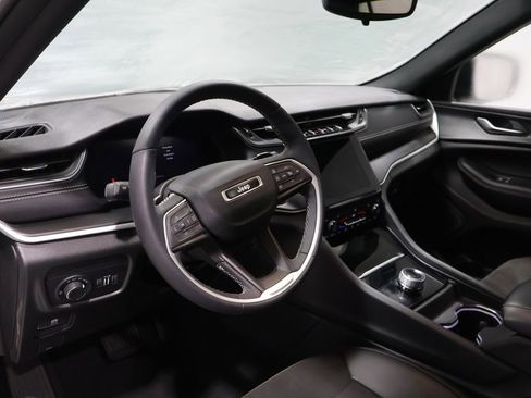 Used 2023 Jeep Grand Cherokee Altitude image 16