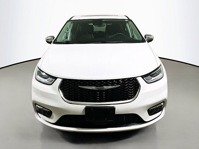 Used 2023 Chrysler Pacifica Limited FWD image 2