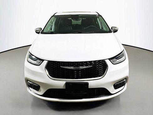 Used 2023 Chrysler Pacifica Limited FWD image 2