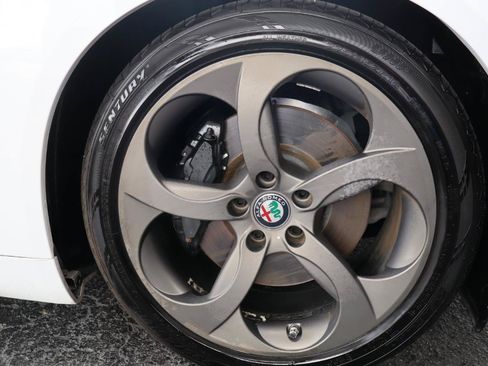 Used 2018 Alfa Romeo Giulia RWD image 32