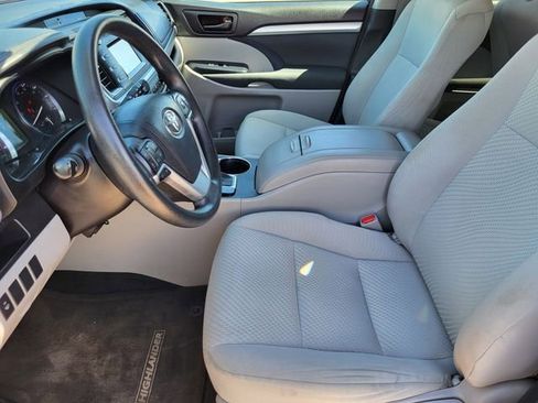 Used 2016 Toyota Highlander LE AWD/4WD image 12