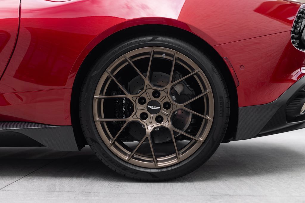 Used 2025 Aston Martin Vanquish RWD image 13