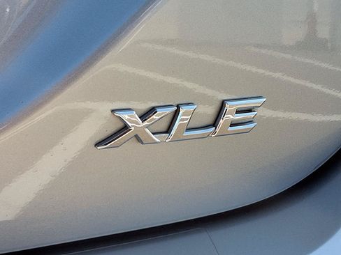 Certified 2019 Toyota Camry XLE FWD image 29