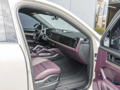 Used 2025 Porsche Cayenne GTS AWD/4WD image 60