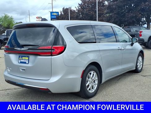 Used 2023 Chrysler Pacifica Touring-L FWD image 7
