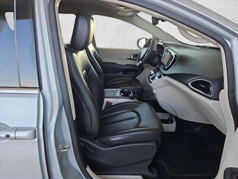 Used 2023 Chrysler Pacifica Touring-L FWD image 27