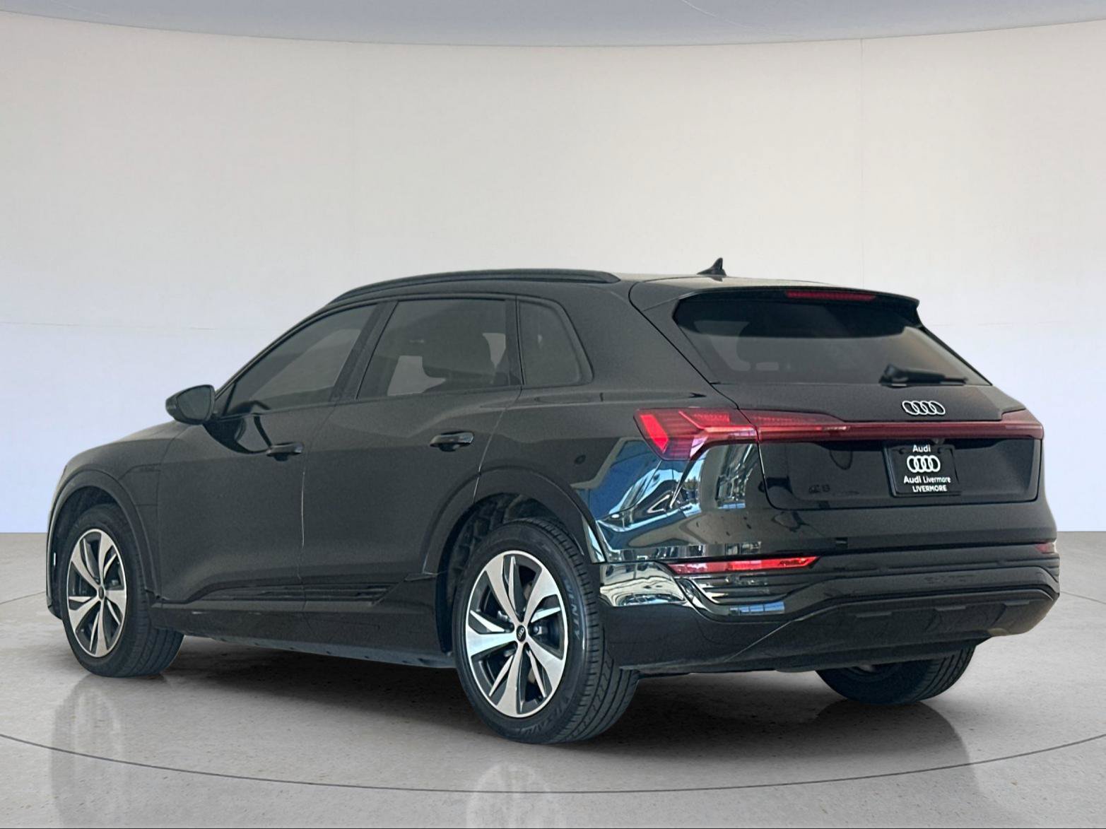 Used 2024 Audi Q8 e-tron Premium Plus AWD/4WD image 4