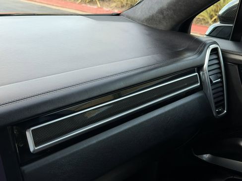 Used 2023 Porsche Cayenne Turbo S image 33