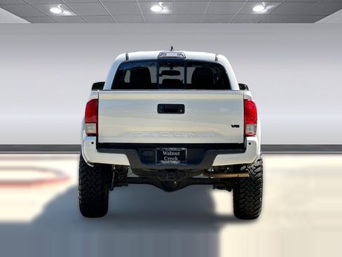Used 2016 Toyota Tacoma TRD Sport AWD/4WD image 9