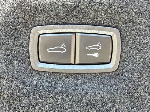 Used 2022 Porsche Taycan image 12