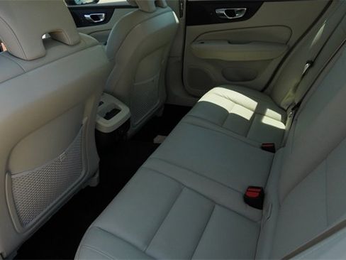 Used 2022 Volvo S60 B5 Momentum w/ Premium Package image 10