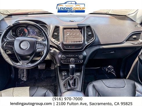 Used 2019 Jeep Cherokee Trailhawk AWD/4WD image 11