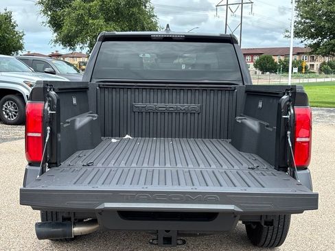 Used 2025 Toyota Tacoma SR5 AWD/4WD image 6